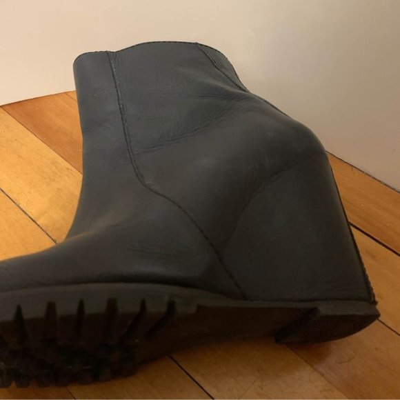 Designer navy leather zip-back wedge ankle boot - Picture 3 of 4